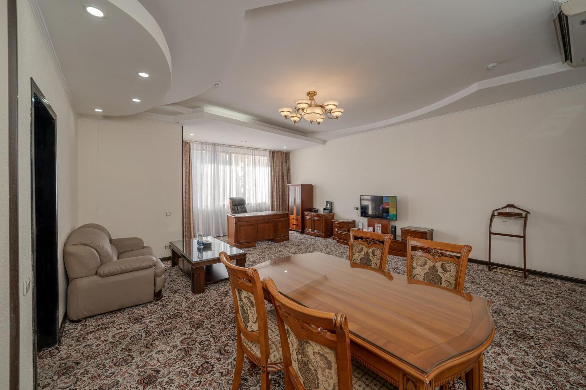 Jannat Regency Hotell Bisjkek Eksteriør bilde
