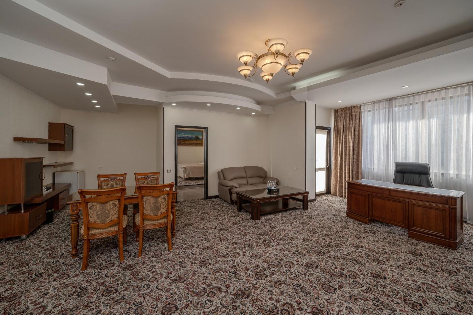 Jannat Regency Hotell Bisjkek Eksteriør bilde
