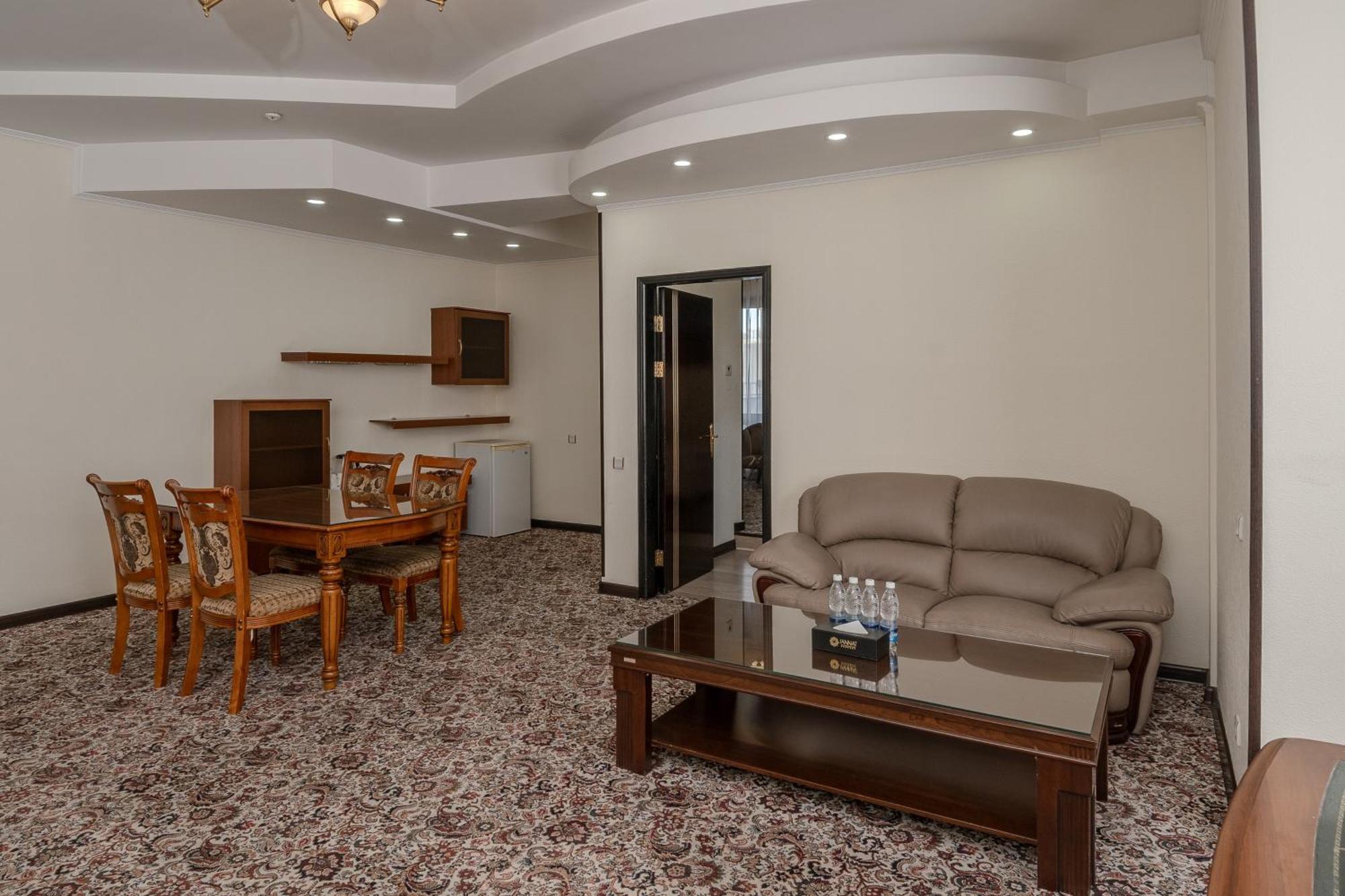 Jannat Regency Hotell Bisjkek Eksteriør bilde