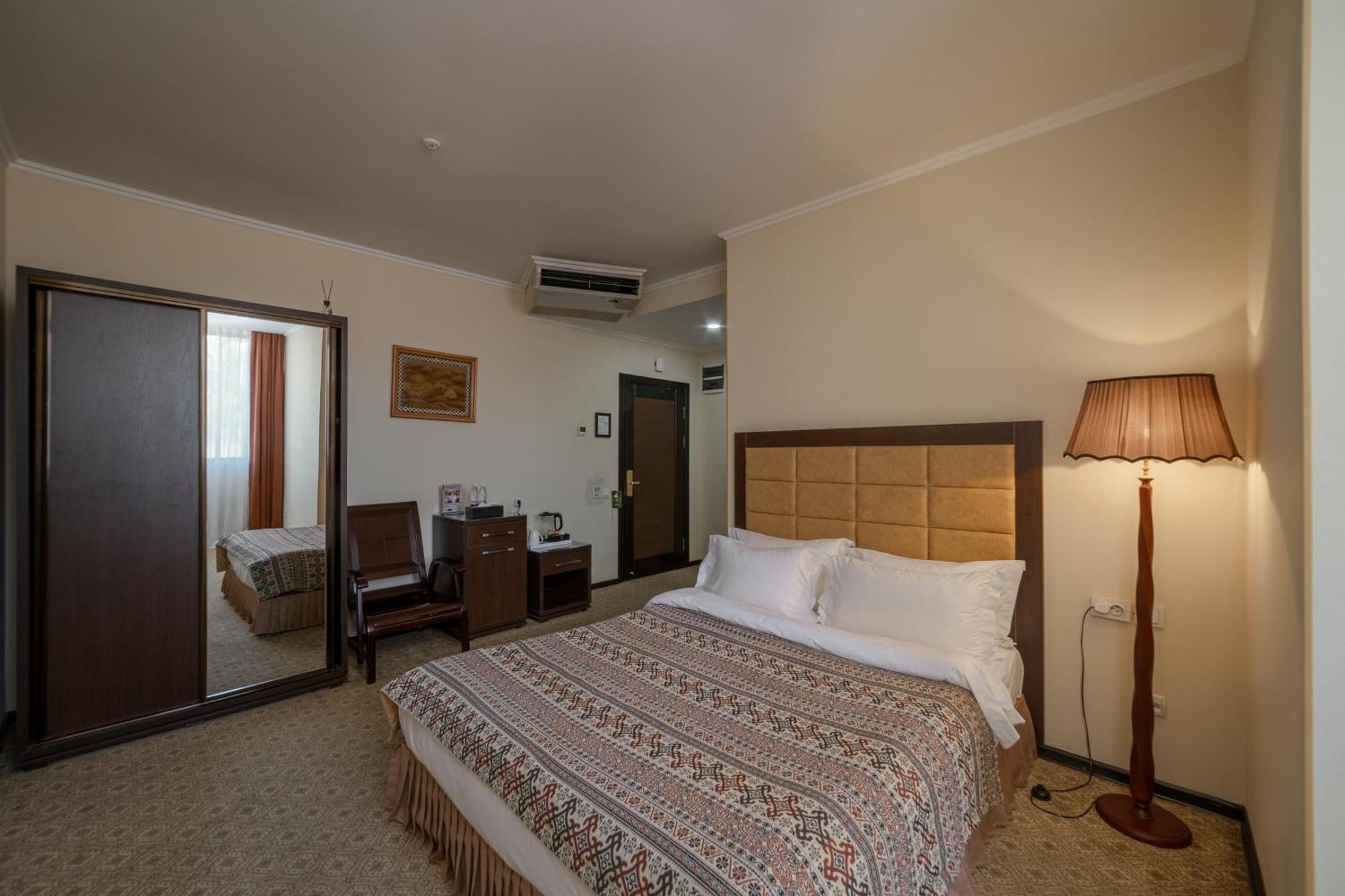 Jannat Regency Hotell Bisjkek Eksteriør bilde