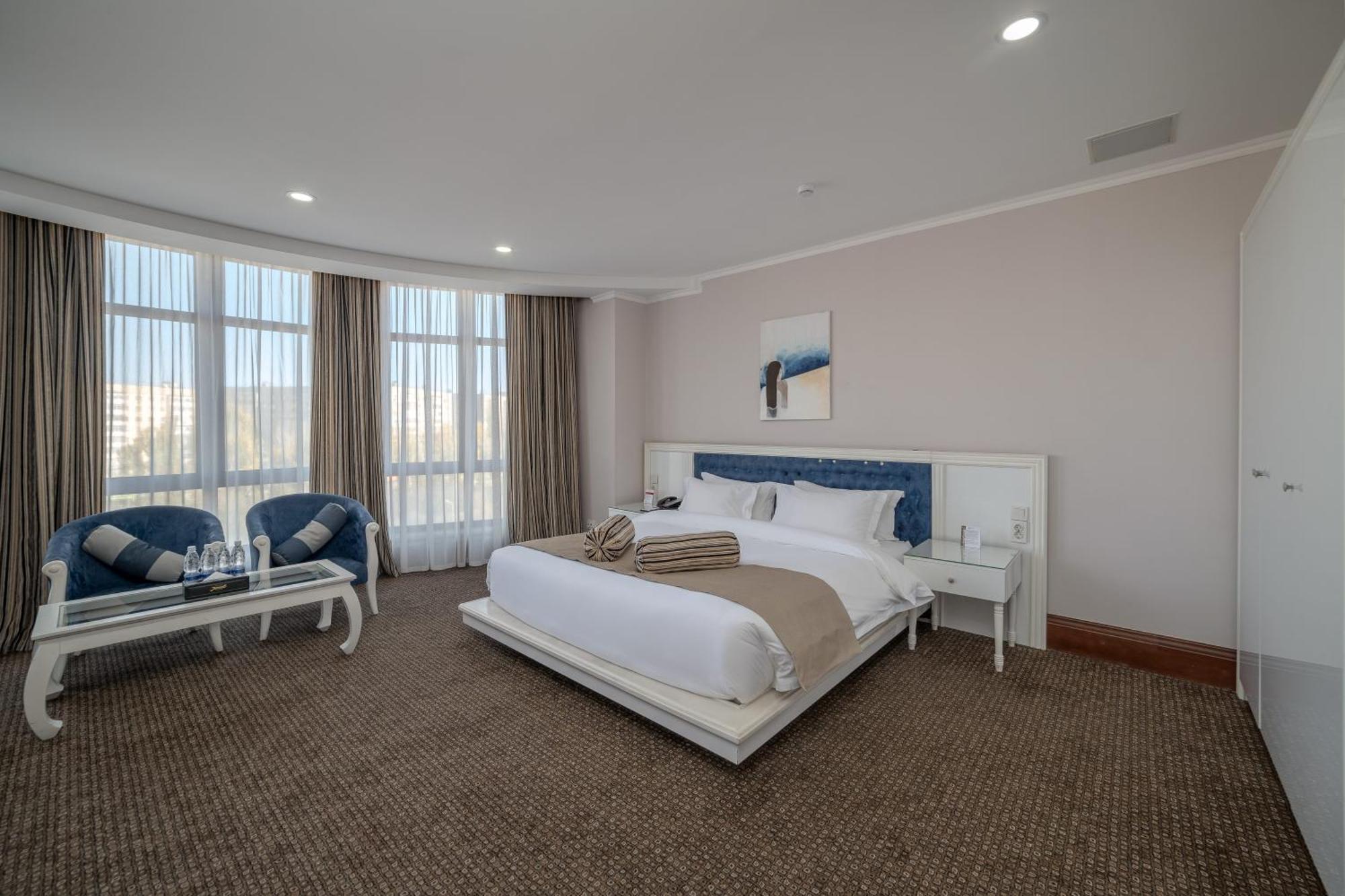 Jannat Regency Hotell Bisjkek Eksteriør bilde