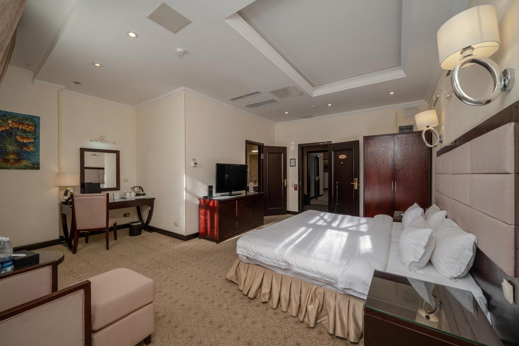 Jannat Regency Hotell Bisjkek Eksteriør bilde
