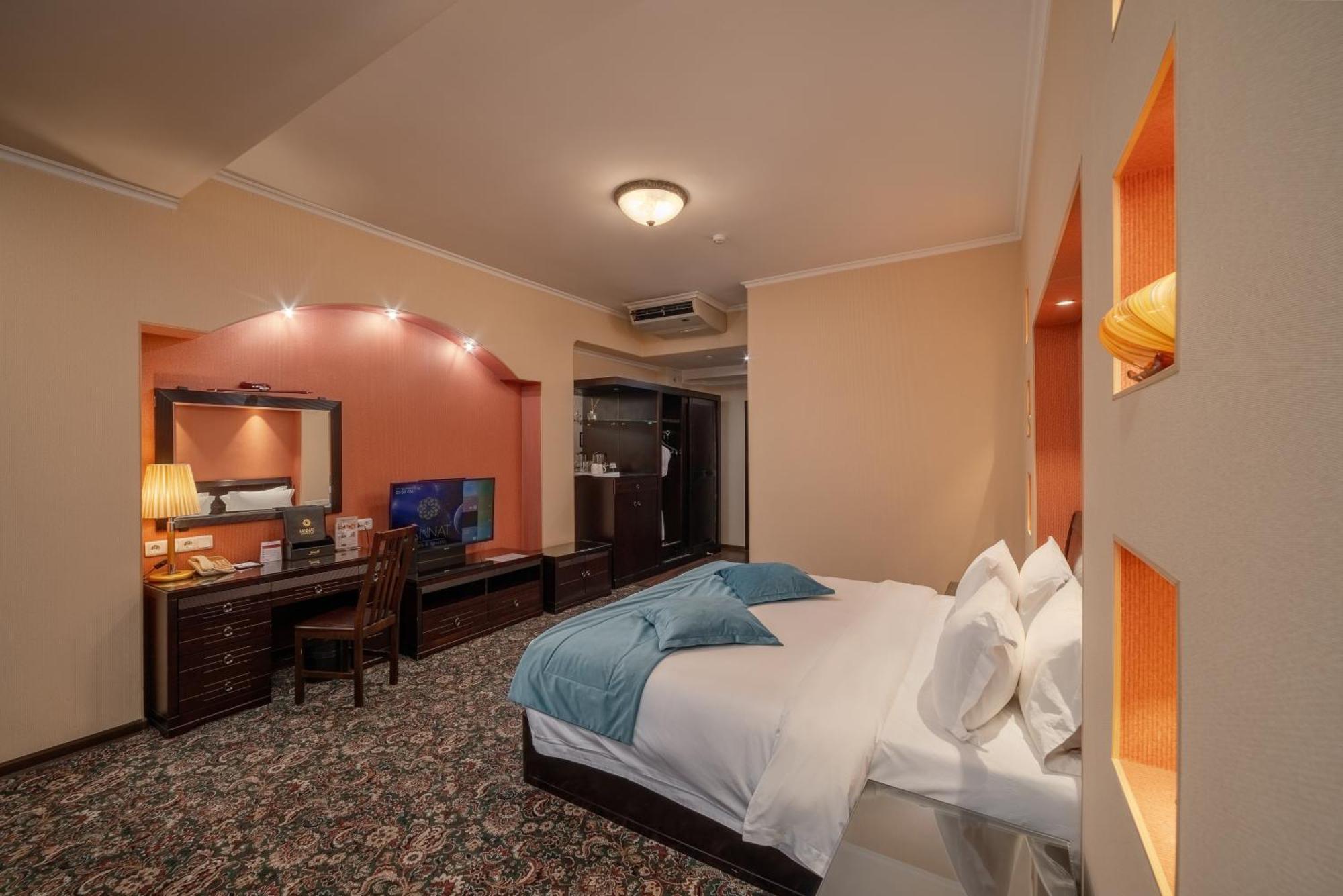 Jannat Regency Hotell Bisjkek Eksteriør bilde