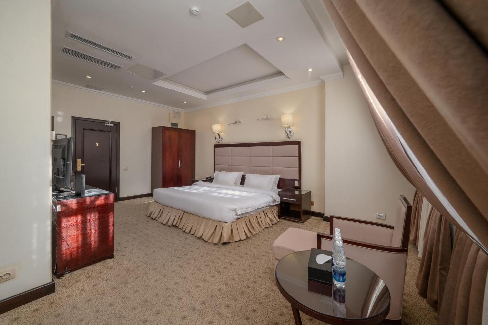 Jannat Regency Hotell Bisjkek Eksteriør bilde